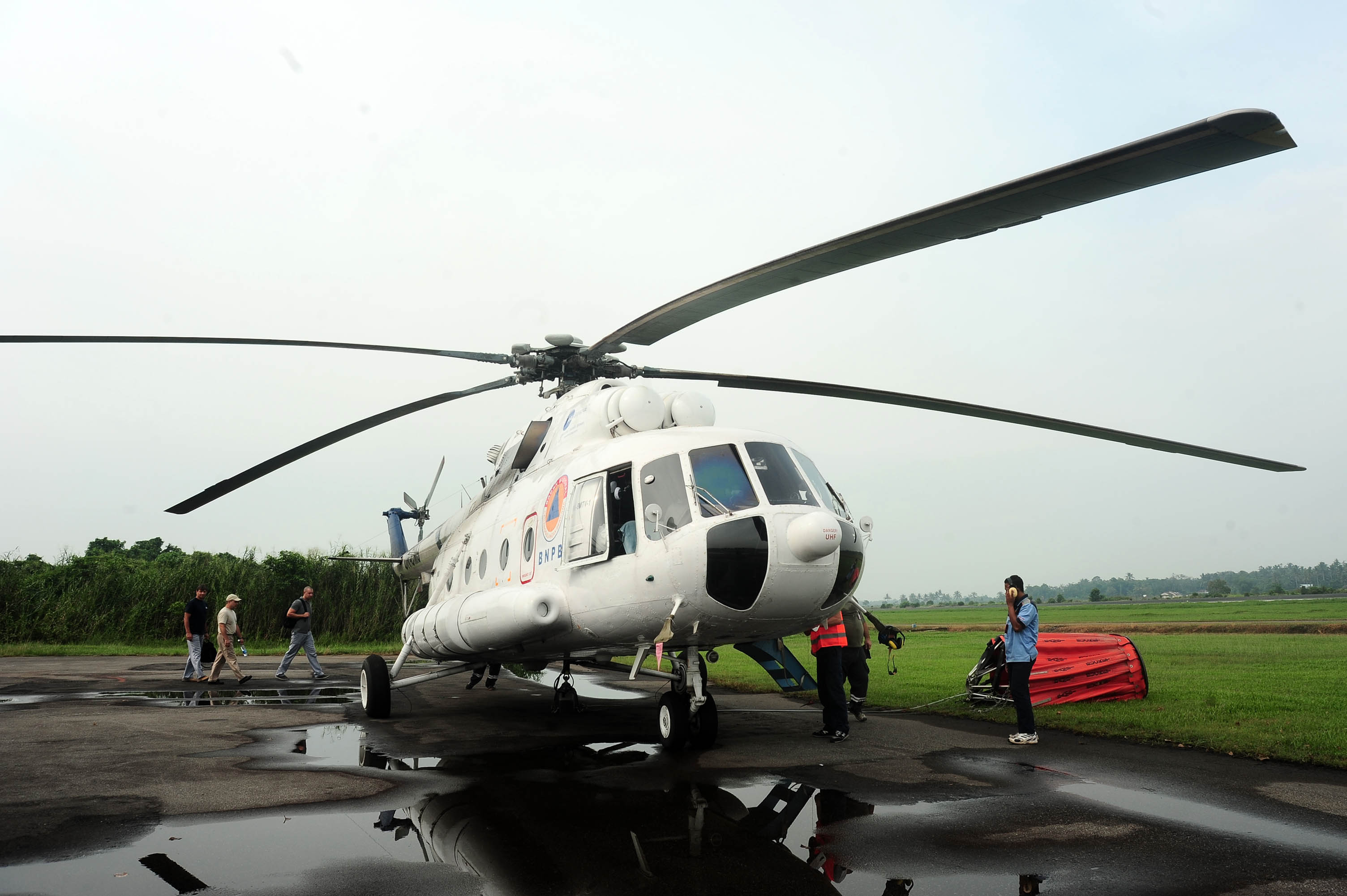 Sejumlah kru berada di sekitar Helikopter MI-8 milik Badan Nasional Penanggulangan Bencana (BNPB) sesaat sebelum terbang, di Lanud Supadio, Kabupaten Kubu Raya, Kalbar, Rabu (6/8). BNPB mengerahkan Helikopter MI-8 untuk menjatuhkan bom air (water bombing) di wilayah Kalbar, guna mengantipasi meluasnya kebakaran hutan dan lahan yang saat ini sedang terjadi hingga menimbulkan bencana kabut asap tebal. ANTARA FOTO/Jessica Helena Wuysang/ss/nz/14