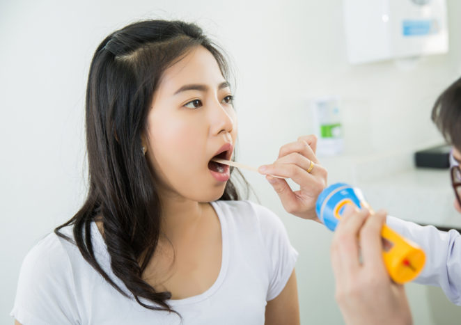 membuka mulut saat periksa dokter