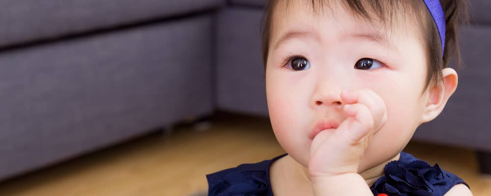 Empeng Vs. Isap Jempol, Mana yang Lebih Baik untuk Si Kecil?