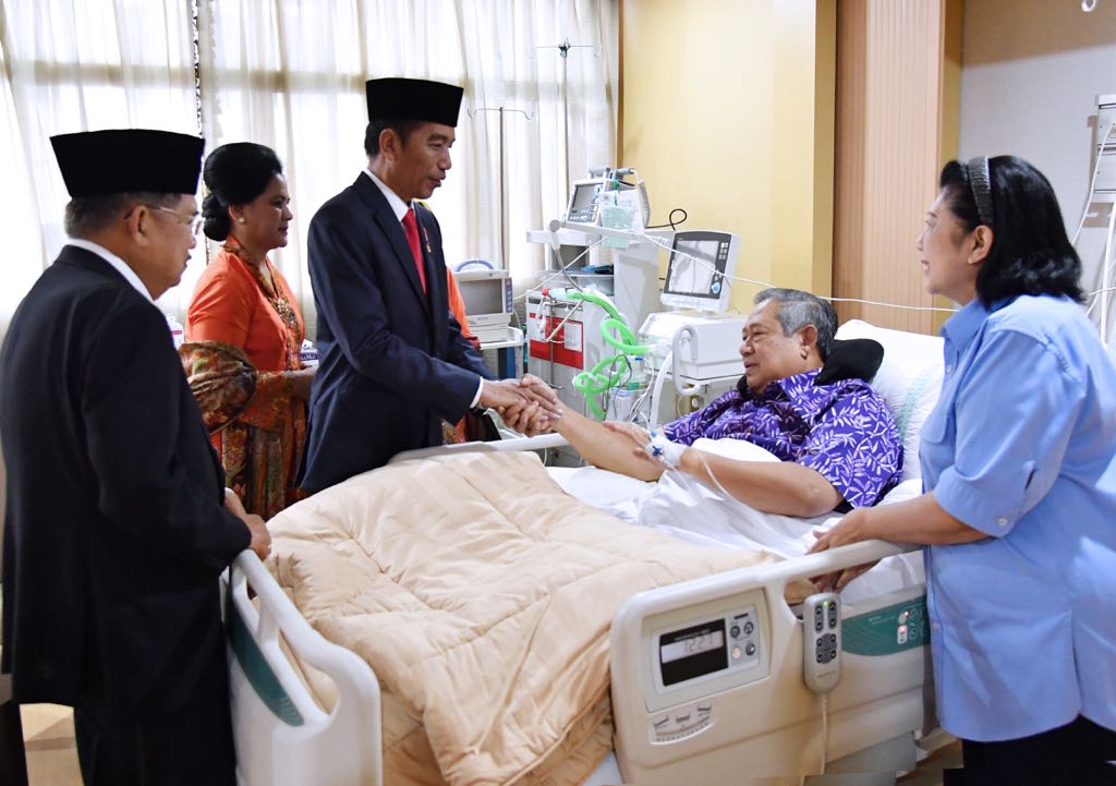 Didampingi Wapres, Presiden Jokowi Menjenguk SBY di RSPAD Gatot Soebroto