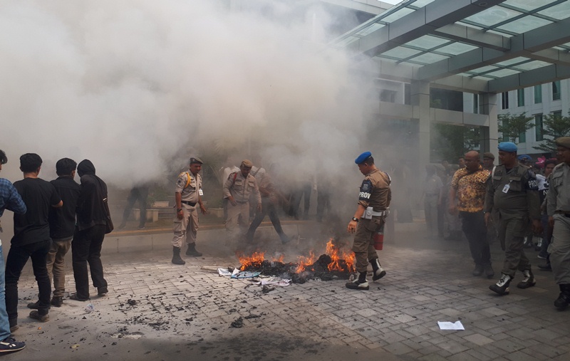 Demo PPDB, Mahasiswa Bakar Reflika Keranda