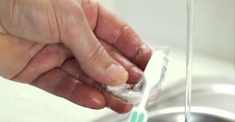 membersihkan invisalign