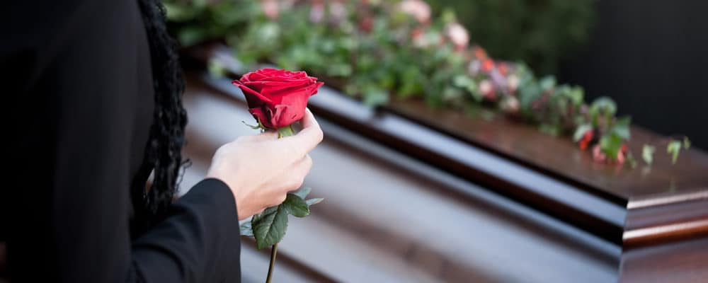 4 Cara Menghadapi Kerabat yang Membesuk Saat Anda Sedang Berduka