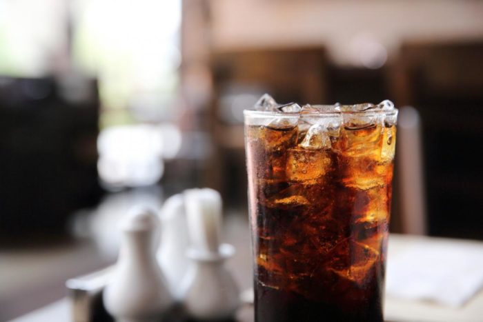 remaja minum soda