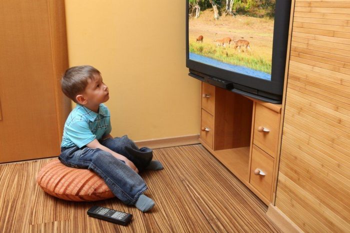 menonton tv terlalu dekat