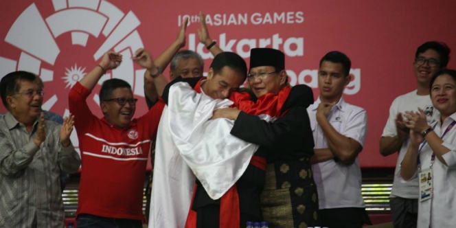 Saksikan Pesilat Indonesia Berjaya, Presiden Jokowi Berpelukan Dengan Prabowo