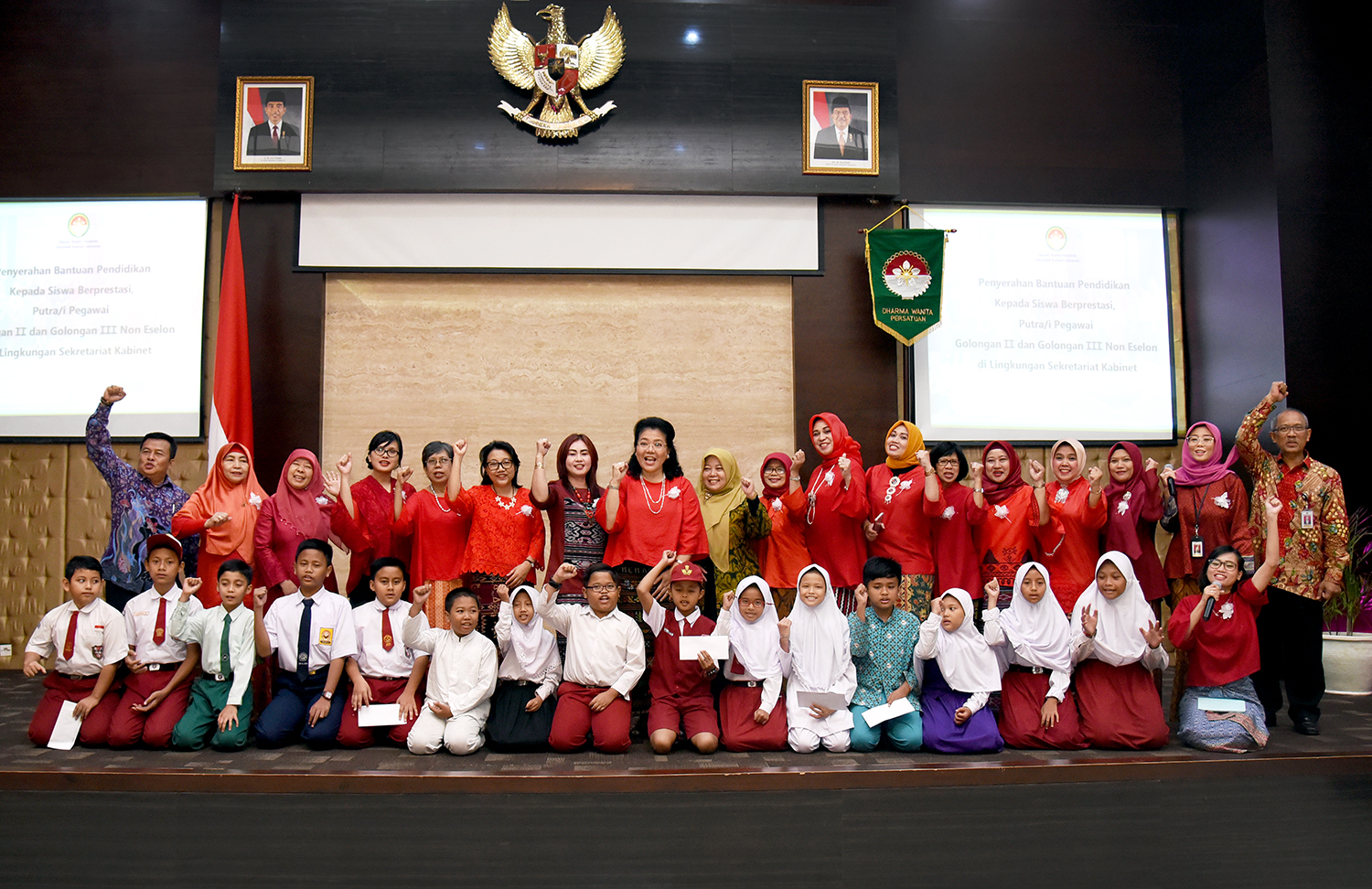DWP Setkab Serahkan Bantuan Pendidikan Untuk 24 Siswa-Siswi Berprestasi