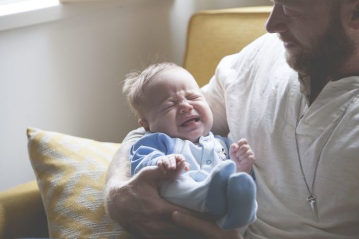menenangkan bayi menangis terus