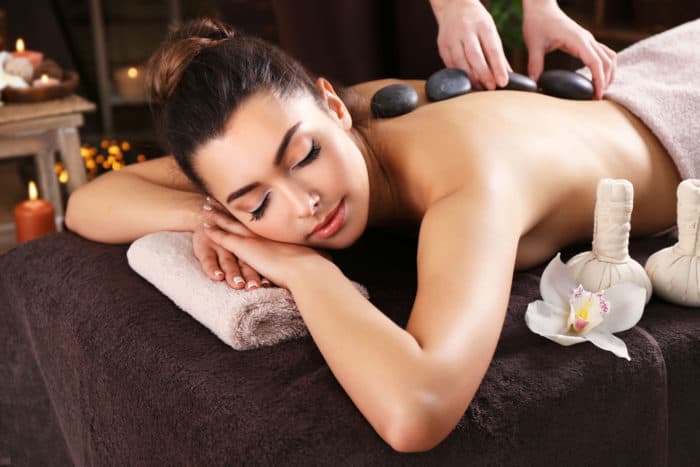 pijat batu panas; hot stone massage adalah pijat batu panas