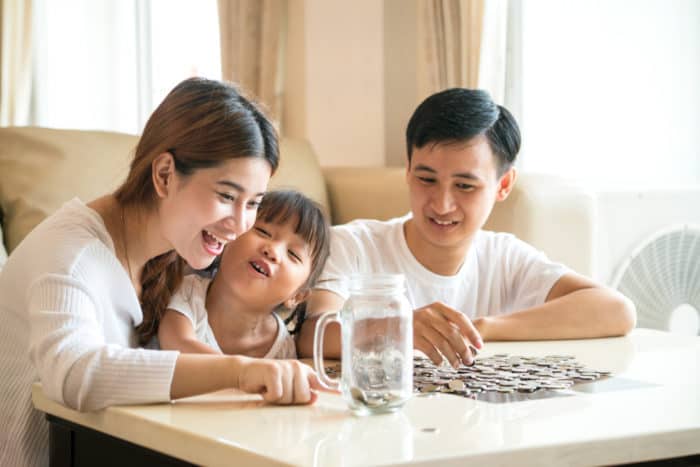 mengenalkan uang pada anak