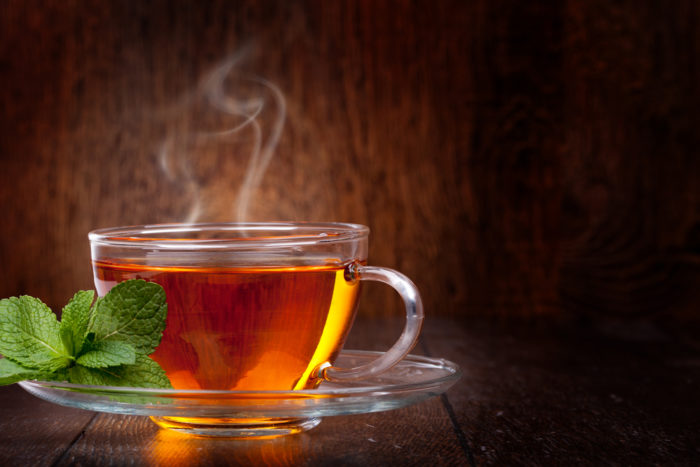 minum teh panas