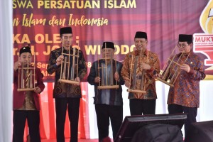 Presiden Jokowi didampingi sejumlah menteri dan pimpinan Persis memainkan angklung sebagai pembukaan Muktamar Himpunan Mahasiswa Persatuan Islam IX , di Cipayung, Jakarta, Selasa (25/9) siang. (Foto: JAY/Humas) 