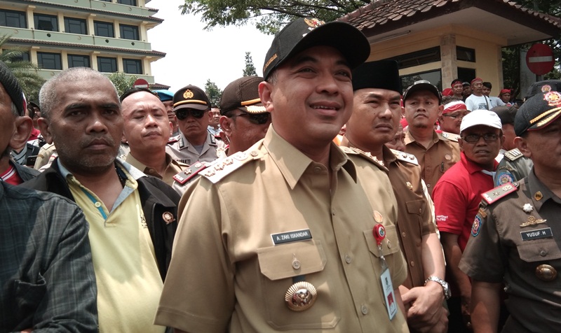 Hari Pertama Bekerja, Zaki-Ombi Temui Demonstran