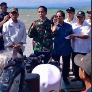 Presiden Jokowi menjawab wartawan saat meninjau ke lokais gempa di Palu, Sulteng, Minggu (30/9). (Foto: BPMI Setpres)