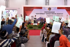 Serahkan Sertifikat di Yogyakarta, Presiden Jokowi: Tugas BPN itu Cepat Melayani Rakyat