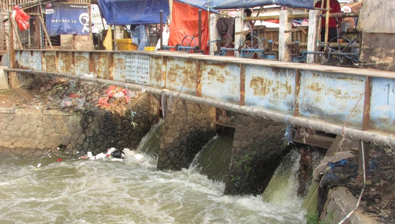 Warga Buka Paksa Pintu Air Pondok Jaya