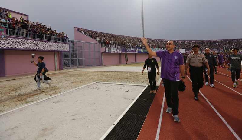 Zaki Acungi Jempol untuk Suporter