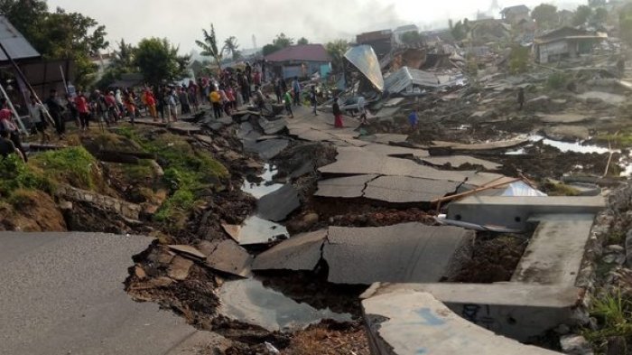 Tindaklanjuti Arahan Presiden, Menteri PUPR Mobilisasi Alat Berat untuk Evakuasi Korban Gempa Palu