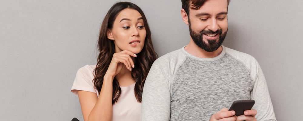 Suka Cek HP Pasangan Diam-Diam, Apakah Ini Tanda Hubungan yang Sehat?