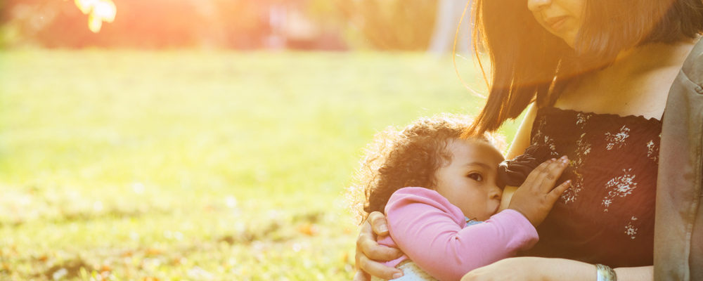 4 Tips Sukses Menyusui Buah Hati di Tempat Umum
