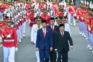 Presiden Jokowi dan Wakil Presiden Jusuf Kalla memimpin kirab pasangan kirab pasangan Gubernur-Wakil Gubernur Kaltim dan Sumsel, dari Istana Merdeka menuju Istana Negara, Jakarta, Senin (1/10) siang. (Foto: OJI/Humas) 
