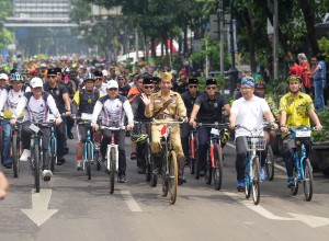 Presiden Jokowi mengikuti Gowes Bandung Lautan Sepeda, Sabtu (10/11). (Foto: Humas/Agung).