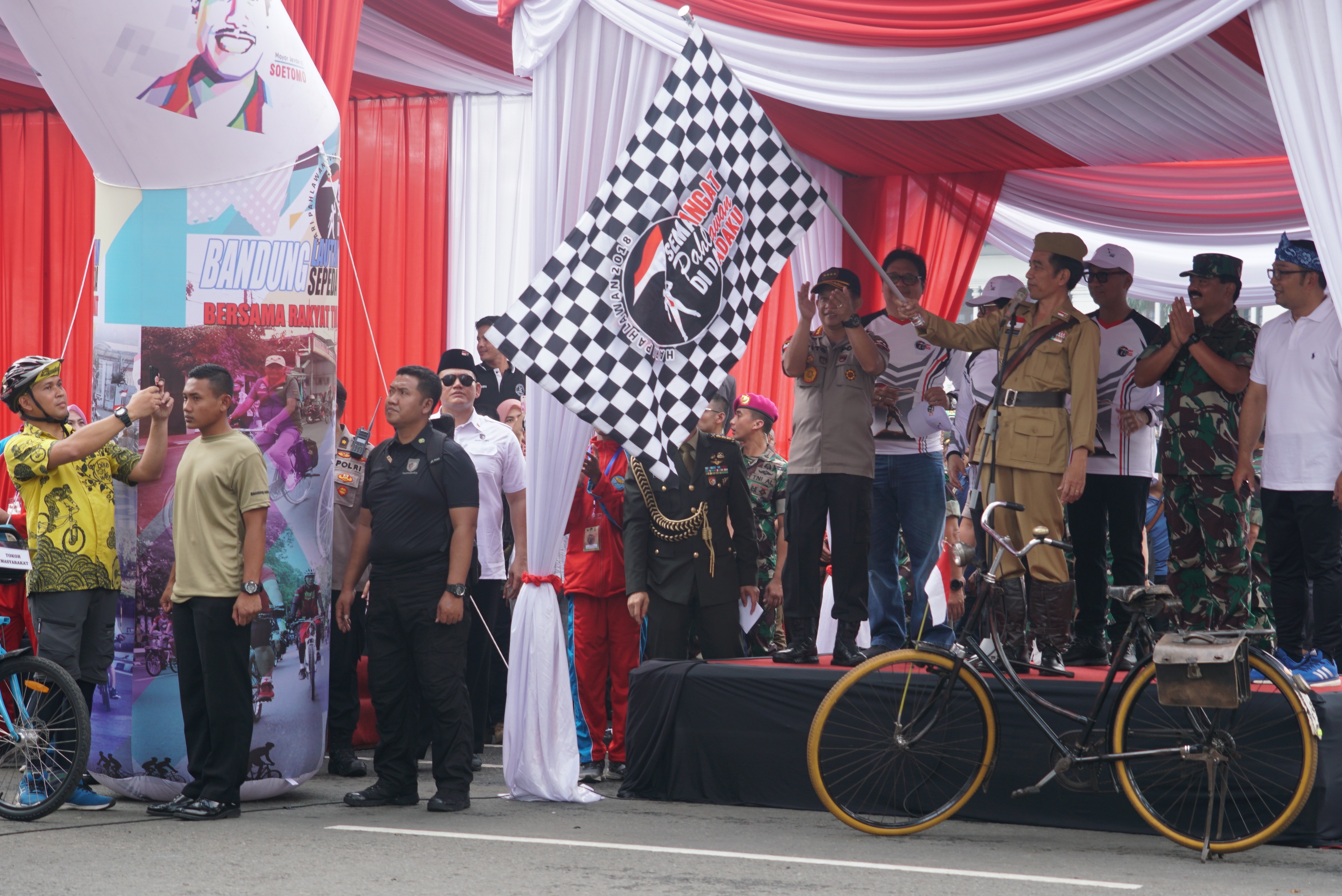 Diikuti Ribuan Peserta, Presiden Lepas Rombongan Gowes Bandung Lautan Sepeda