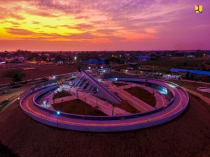 Monumen Kapsul waktu saat matahari terbenam