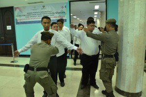 Para peserta SKD di Seketariat Negara menjalani pemeriksaan sebelum mengikuti seleksi dengan menggunakan CAT. (Foto: Dok. Humas Setkab)