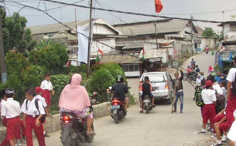 Kabel Listrik Halangi Penggguna Jalan
