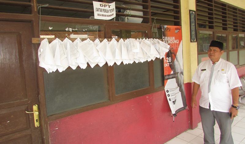Kades Mekar Kondang Ngantor di Ruang Kelas