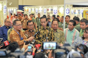 Presiden Jokowi didamping Seskab dan Menristekdikti menjawab wartawan usai membuka Pameran Indonesia Science Expo (ISE) Tahun 2018 di Hall 5 Indonesia Convention Center (ICE) Serpong, Tangerang Selatan, Banten, Kamis (1/11) pagi. (Foto: JAY/Humas)
