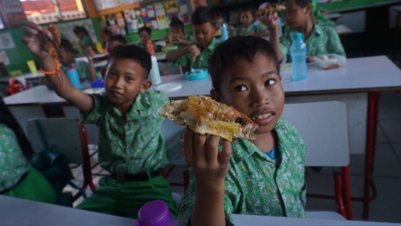 Ratusan Siswa Serempak Bawa Bekal Ikan