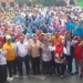 Sambut HUT Guru, Jalan Sehat Sambil Mungut Sampah