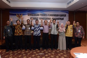 Deputi DKK berfoto bersama dalam acara Bimtek Pengembangan Karir Pejabat Fungsional Penerjemah, di Hotel Salak Tower, Bogor, Kamis (22/11). (Foto: Humas/Oji)