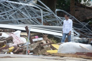 Presiden Jokowi meninjau lokasi terdampak bencana tsunami di Carita, Pandeglang, Banten, Minggu (24/12) pagi. (Foto: Setpres)