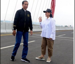 Presiden Jokowi bersama Ibu Negara Iriana di atas Jembatan Kali Kuto, Semarang, Kamis (21/12) lalu. (Foto: OJI/Humas)