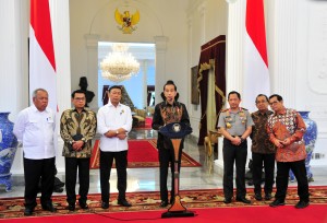 Presiden Jokowi didampingi sejumlah pejabat pemerintah menyampaikan keterangan pers terkait aksi pembunuhan di Papua, di Istana Merdeka, Jakarta, Rabu (5/12) siang. (Foto: JAY/Humas)