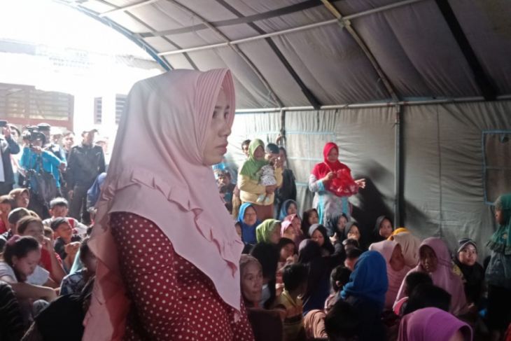 Warga Panimbang Adukan Trauma Pada Mensos Sambil Menangis