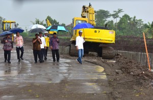 Presiden Jokowi meninjau Proyek Pengendalian Banjir Kali Bogel, Kabupaten Blitar, Kamis (3/1) siang. (Foto: Rahmat/Humas)