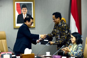 Seskab Pramono Anung menyerahkan DIPA 2019 kepada Deputi Seskab bidang DKK Yuli Harsono, di ruang rapat lantai II Gedung III Kemensetneg, Jakarta, Rabu (9/1) siang. (Foto: AGUNG/Humas)