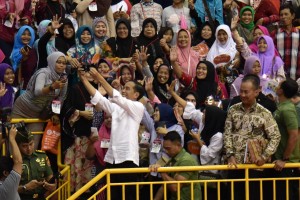 Presiden Jokowi berselfi bersama penerima PKH, di Gelanggang Olah Raga (GOR) Ciracas, Jakarta Timur, Kamis (10/1) sore. (Foto: OJI/Humas)