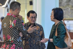 Seskab Pramono Anung berbincang dengan Menkeu dan Mensos sebelum rapat terbatas, di Kantor Presiden, Jakarta, Senin (14/1) siang. (Foto: JAY/Humas)
