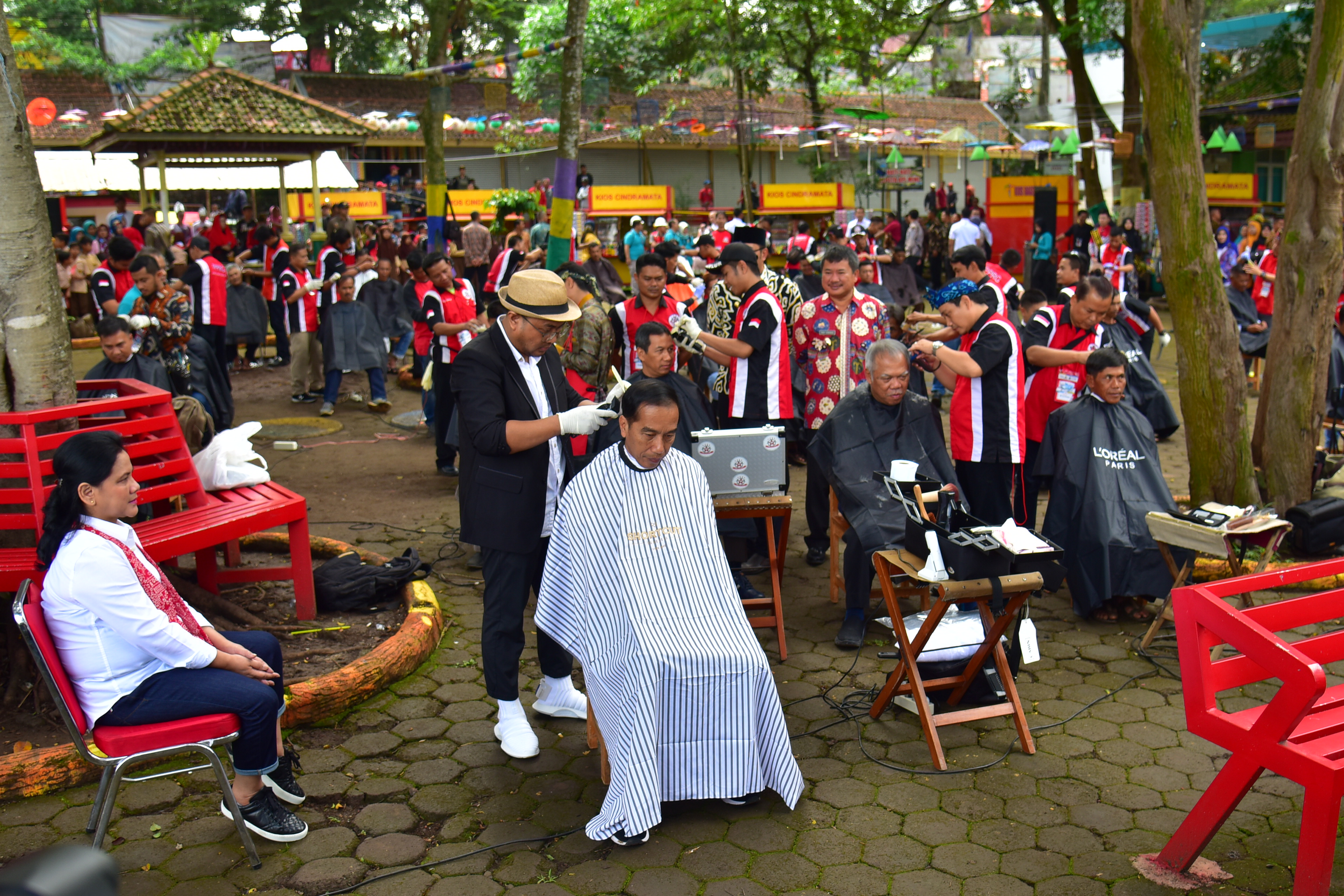 Didampingi Ibu Iriana, Presiden Jokowi Ikuti Cukur Massal di Garut