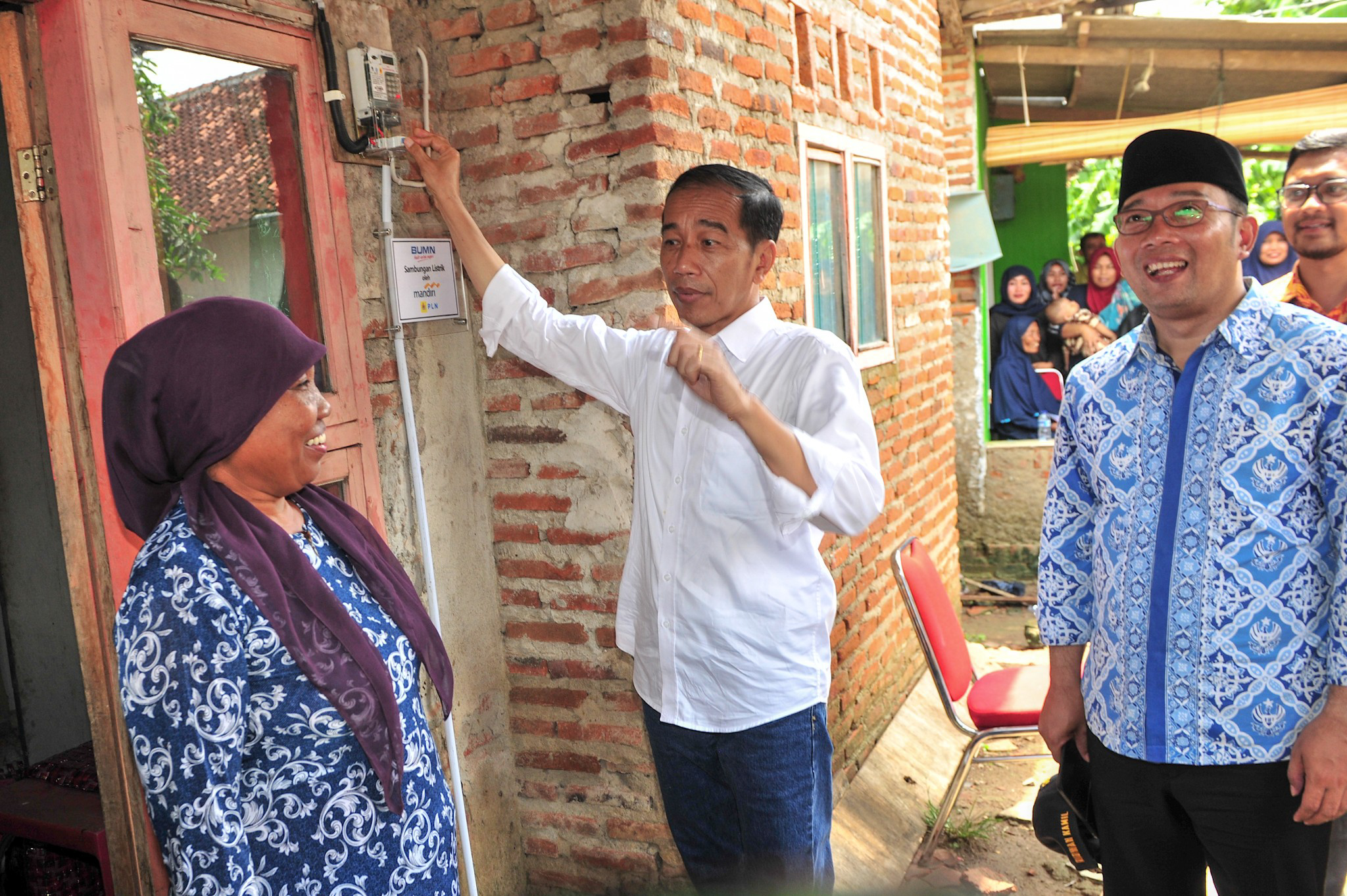 Sekarang di Jabar, Program Penyambungan Listrik Gratis Akan Geser ke Jateng dan Jatim