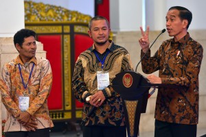 Presiden Jokowi berdialoh dengan perwakilan nelayan, di Istana Negara, Jakarta, Kamis (30/1) sore. (Foto: Rahmat/Humas)