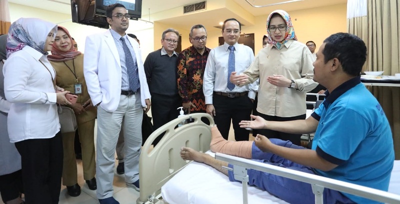 Airin Jenguk Honorer yang Tertabrak Motor