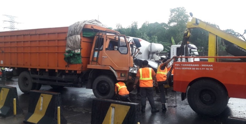 Asli Prima Pindah Jalur, Hantam Truk