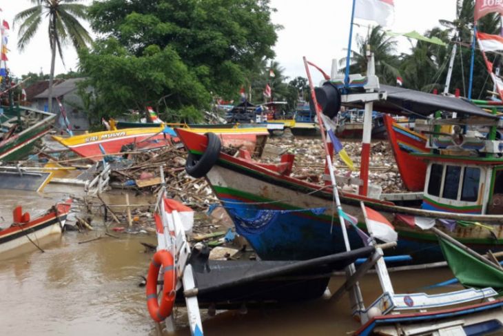 “Bangkai” Perahu Penyebab Meluapnya Air Sungai Cipunten