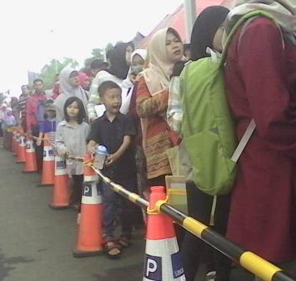 Demi Dapatkan KIA, Warga Tangsel Rela Antre dari Subuh